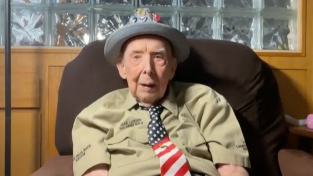 Viral 102-year-old WWII veteran has message about America: 'How lucky we all are'