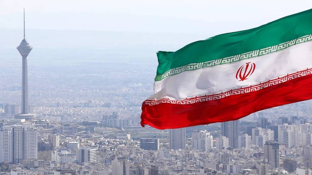 إيران تعيد فتح أجوائها أمام الرحلات الدولية