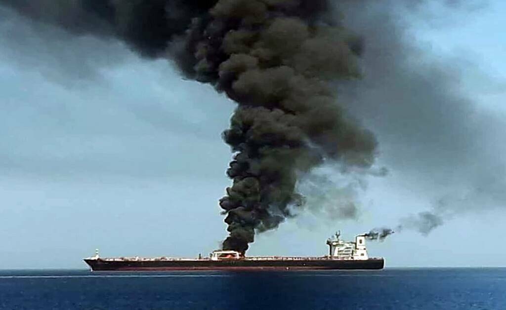 الحوثيون يعلنون استهداف سفينة "ماجيك سيز" بالبحر الأحمر: "باتت معرضة للغرق"