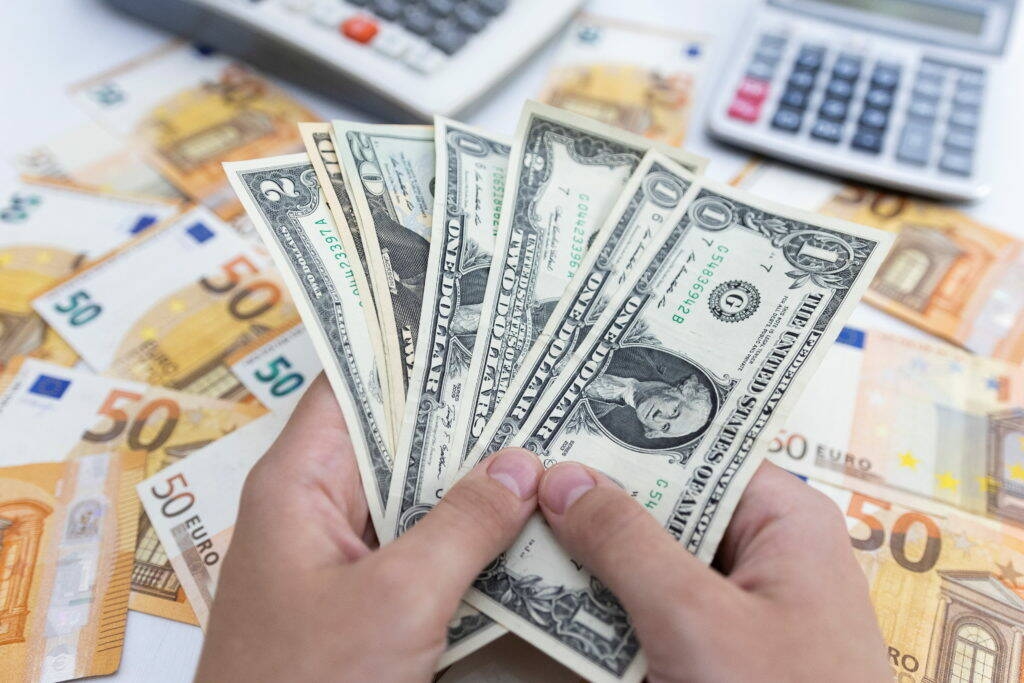 انخفاض الدولار لأدنى مستوى في 4 سنوات ونصف مقابل اليورو