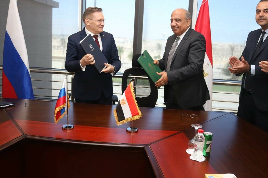 مصر وروسيا توقّعان بروتوكولاً وعقداً بشأن محطات الطاقة النووية