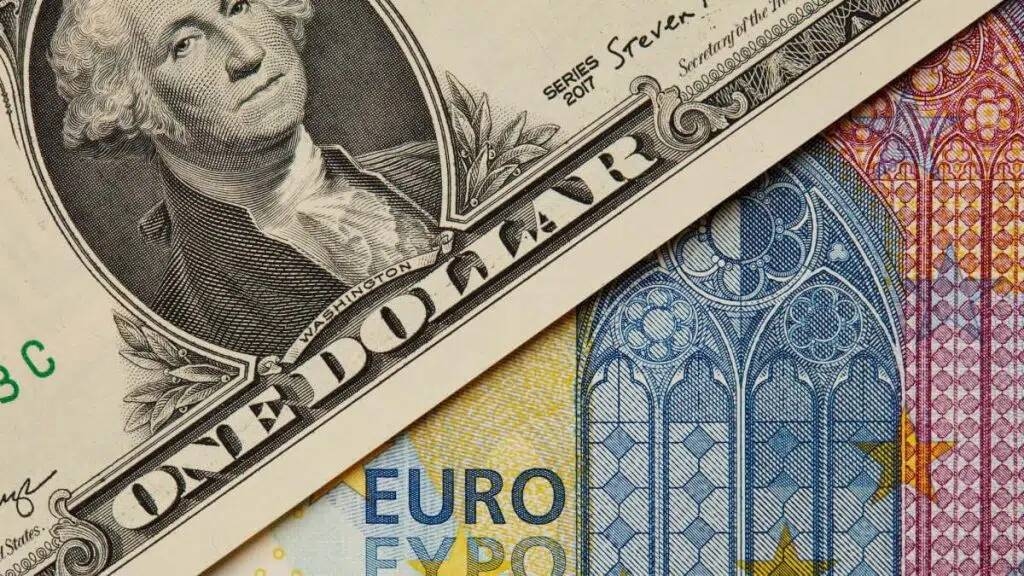 الدولار قرب أدنى مستوى في 3 سنوات ونصف بعد باول