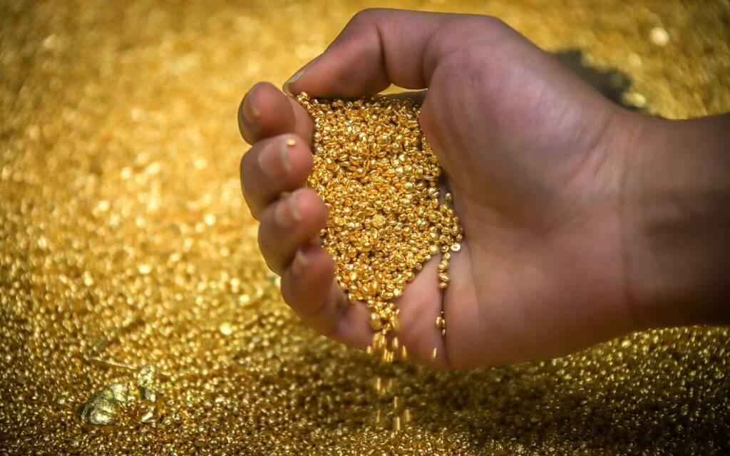الذهب يقفز 42 دولارًا مع إقرار قانون الضرائب في أمريكا وتراجع الدولار عالميًا