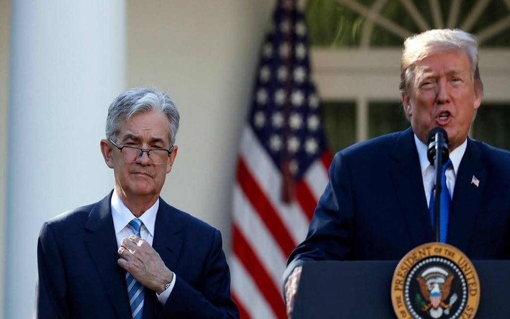 الرئيس الأمريكي يستبعد إقالة رئيس الفيدرالي ويواصل انتقاد سياساته