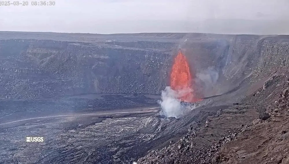 Hawaii's Kilauea Volcano Puts on Dazzling Show with Lava Fountains Hundreds of Feet High
