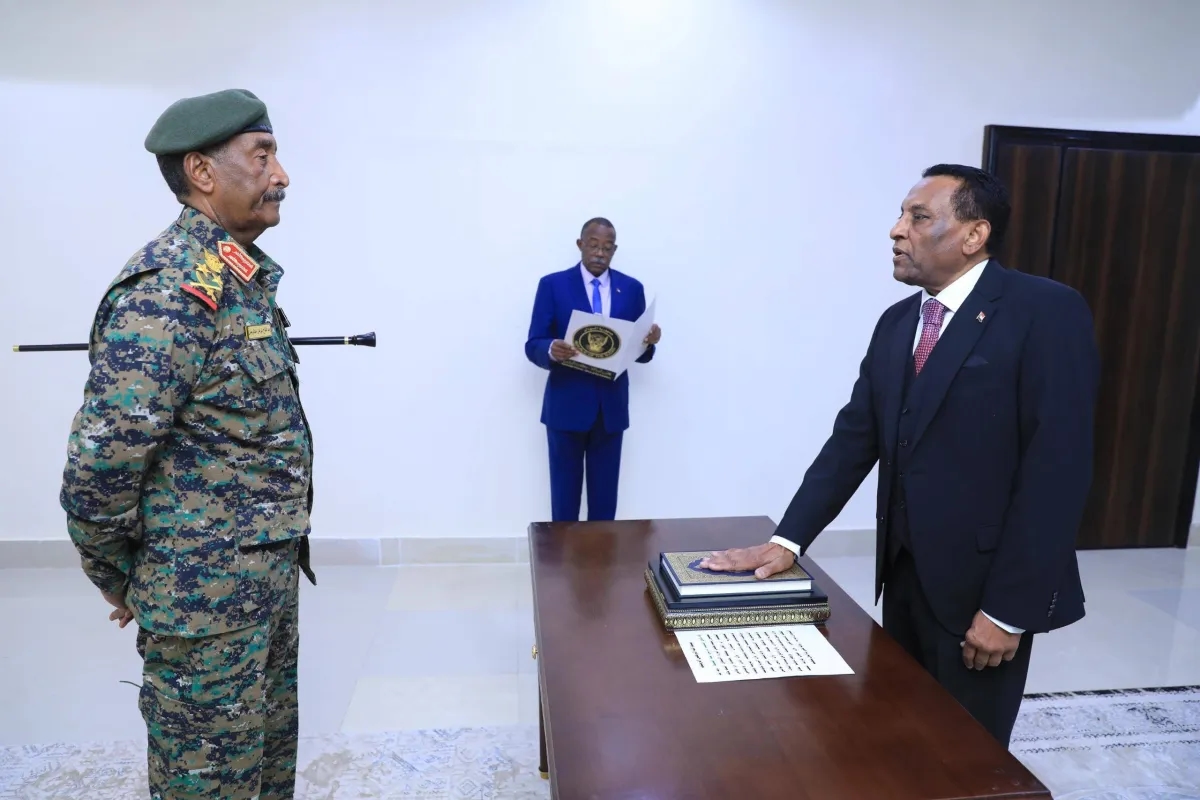 السودان: كامل إدريس يؤدي اليمين رئيساً للوزراء أمام البرهان