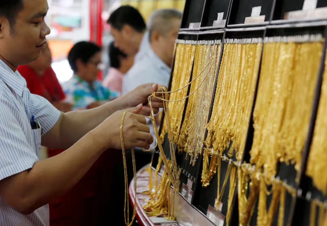 Gold Edges Higher on Fiscal Debt Concerns while Traders await US Jobs Data