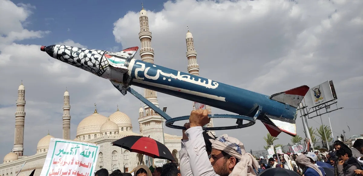 هجوم ضد سفينة شحن في البحر الأحمر يحمل بصمات الحوثيين