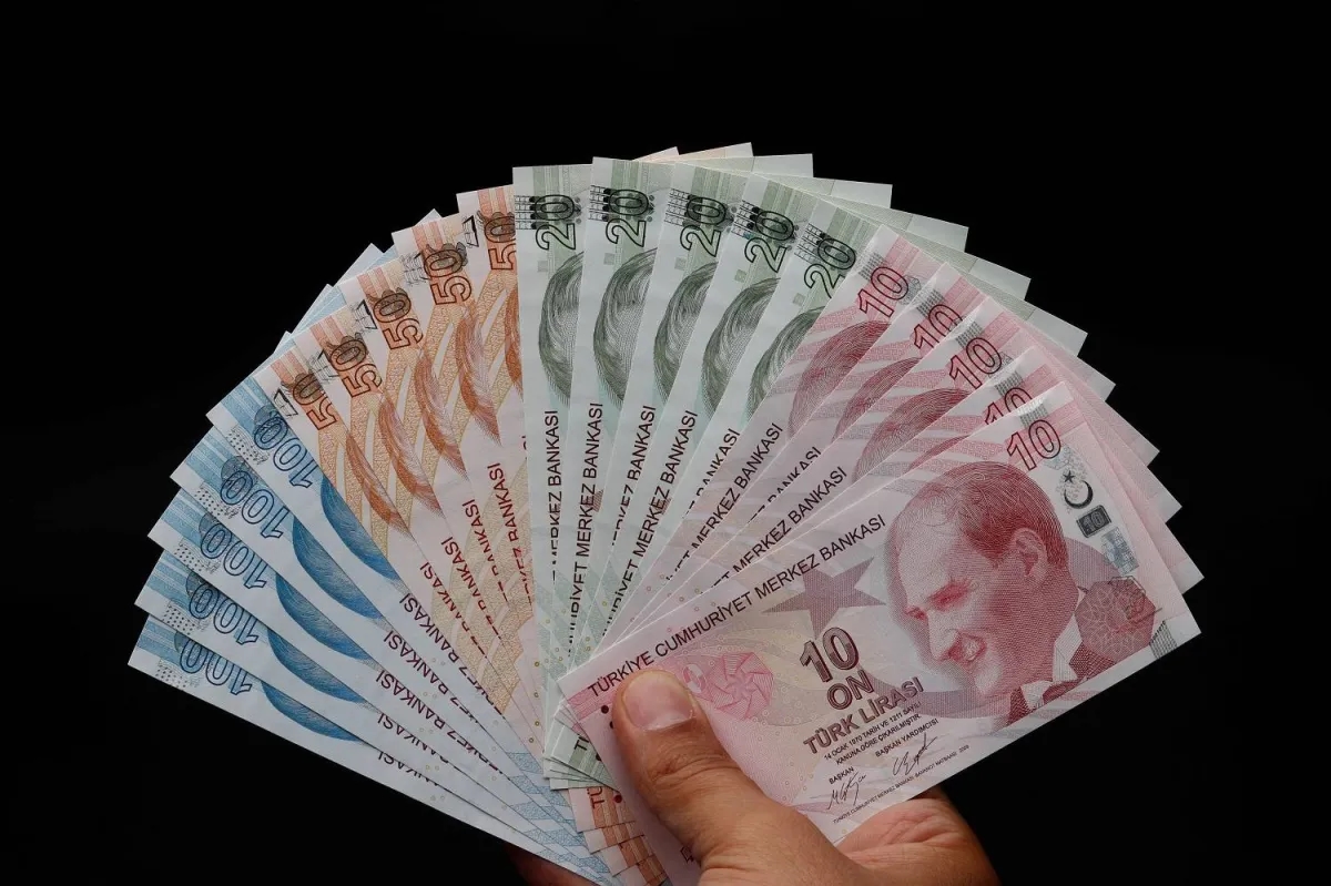 الليرة التركية تتراجع وتكسر حاجز الـ40 مقابل الدولار