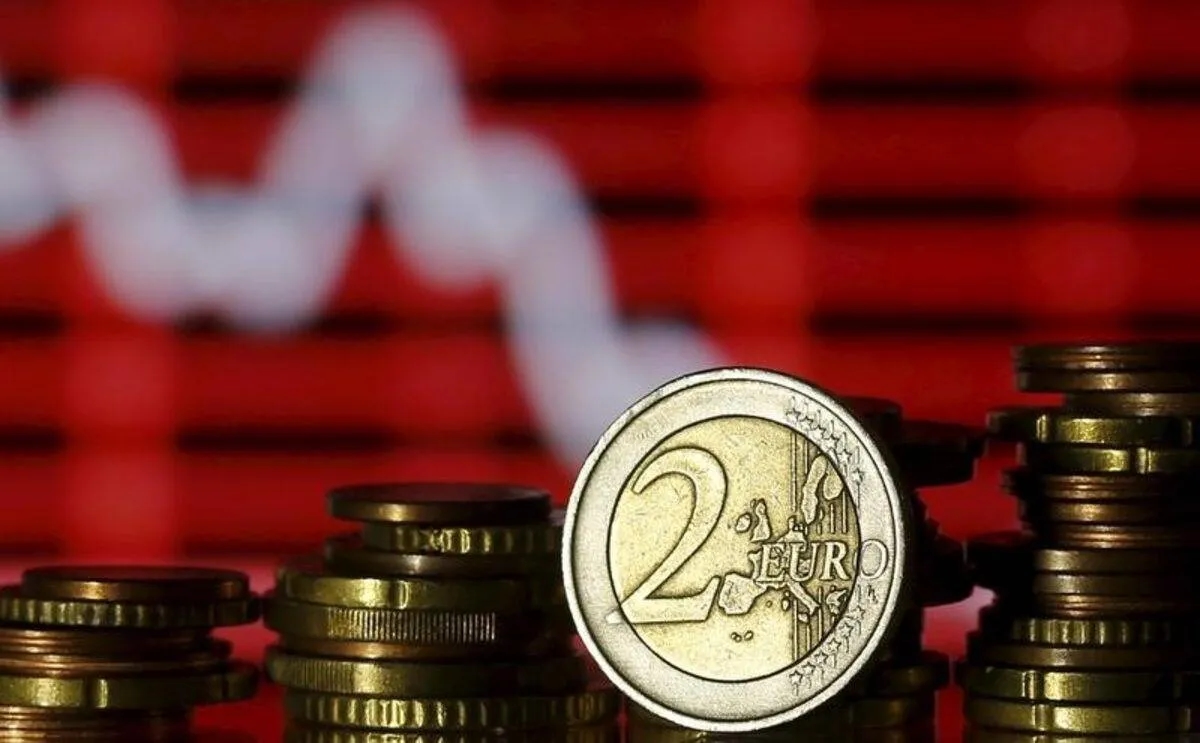 الضغوط الجيوسياسية والضبابية النقدية تدفع اليورو إلى التراجع
