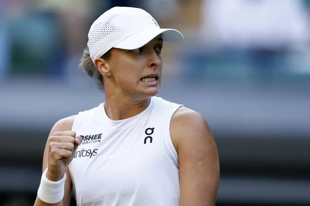 Swiatek Ends Tauson's Run to Fly Into Wimbledon Quarter-Finals