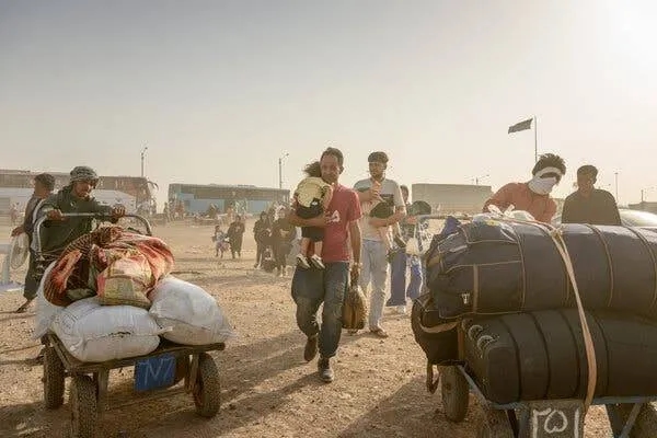 إيران تنفّذ حملة ترحيل جماعي للاجئين الأفغان