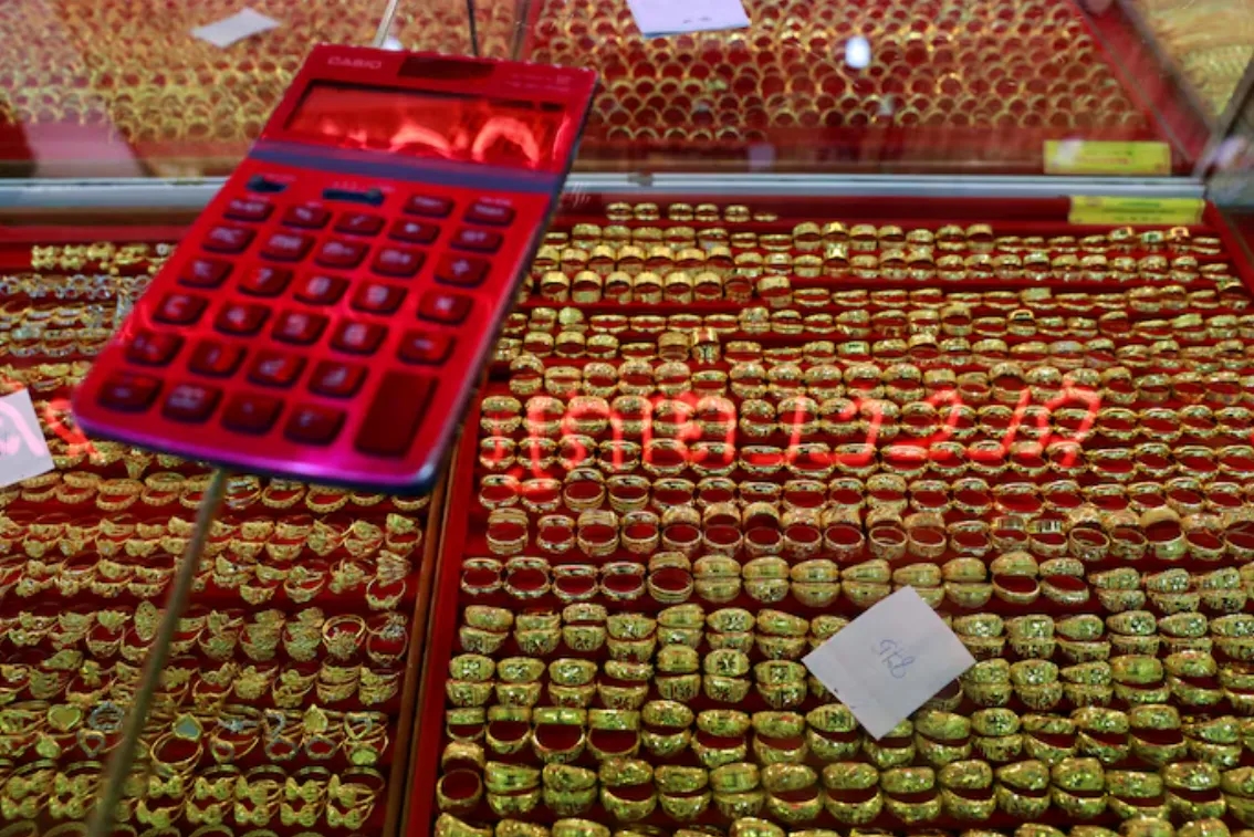 Gold Slips as US Bond Yields Rise, Investors Assess New Tariffs