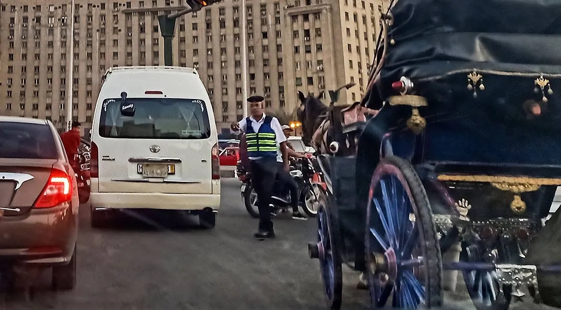 مصر تشدد الرقابة على الطرق للحد من حوادث السيارات