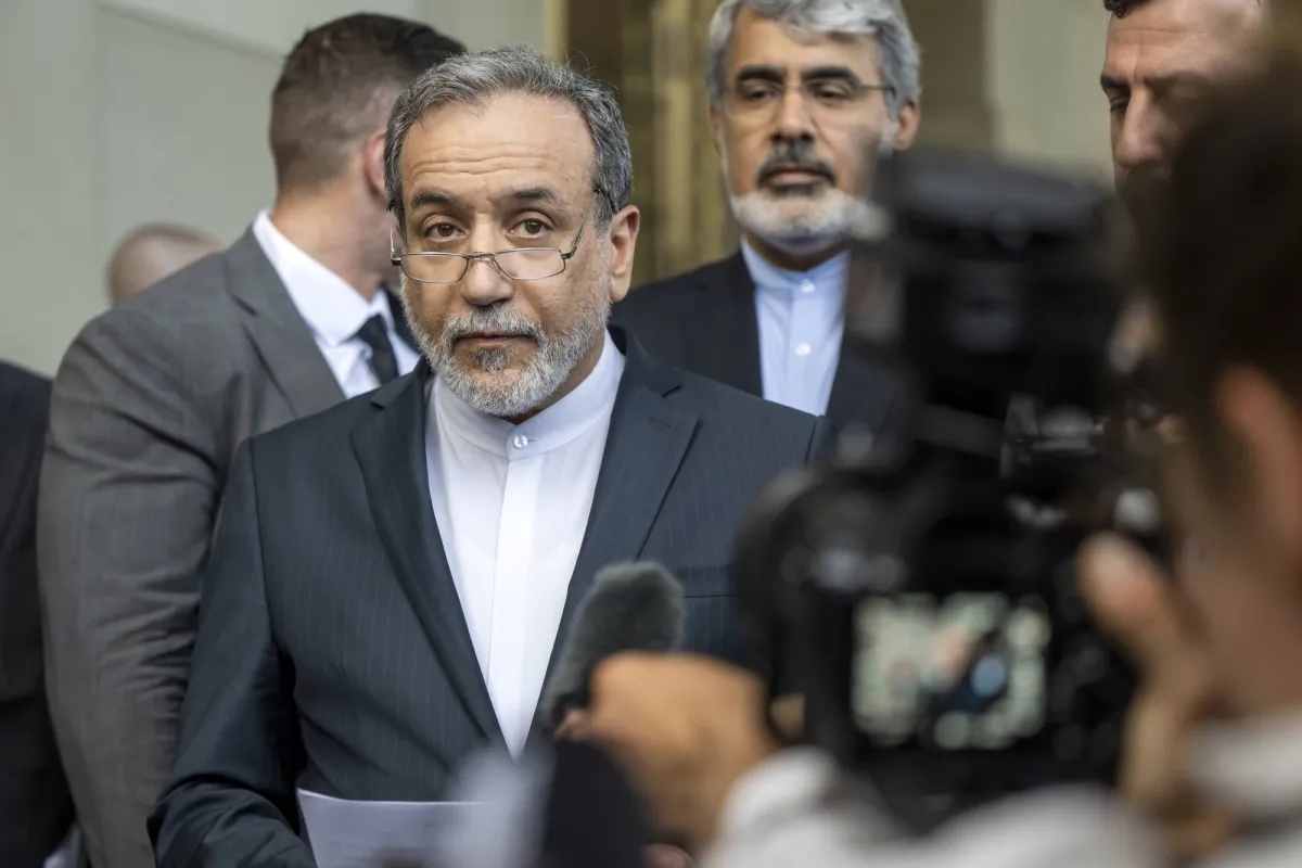 رسائل إيرانية «معتدلة» و«متشددة» للترويكا الأوروبية