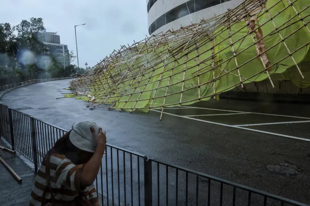 Rains from Typhoon Wipha Batter Hong Kong as it Heads for Mainland China