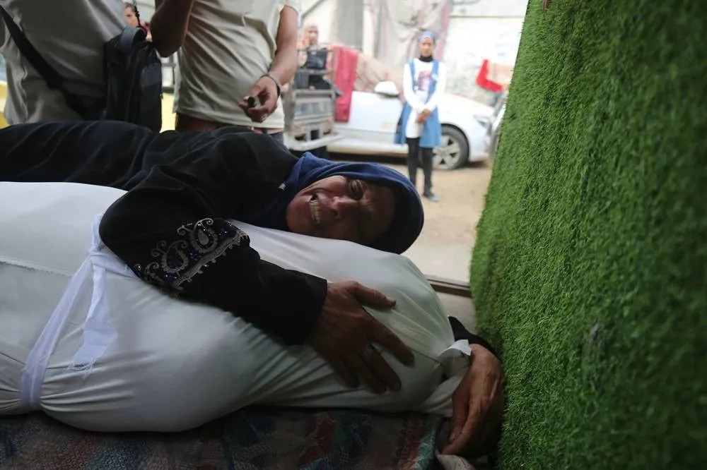 Israeli Gunfire and Strikes Kill at Least 42 in Gaza as Many of the Dead Sought Aid