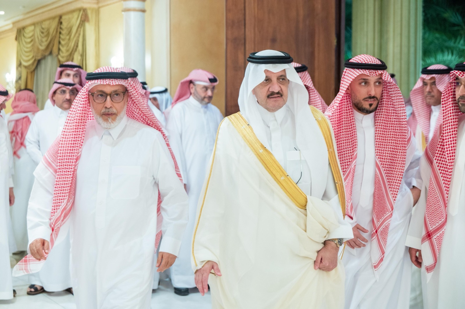 سمو أمير المنطقة الشرقية يقدم التعازي لأسرة البسام