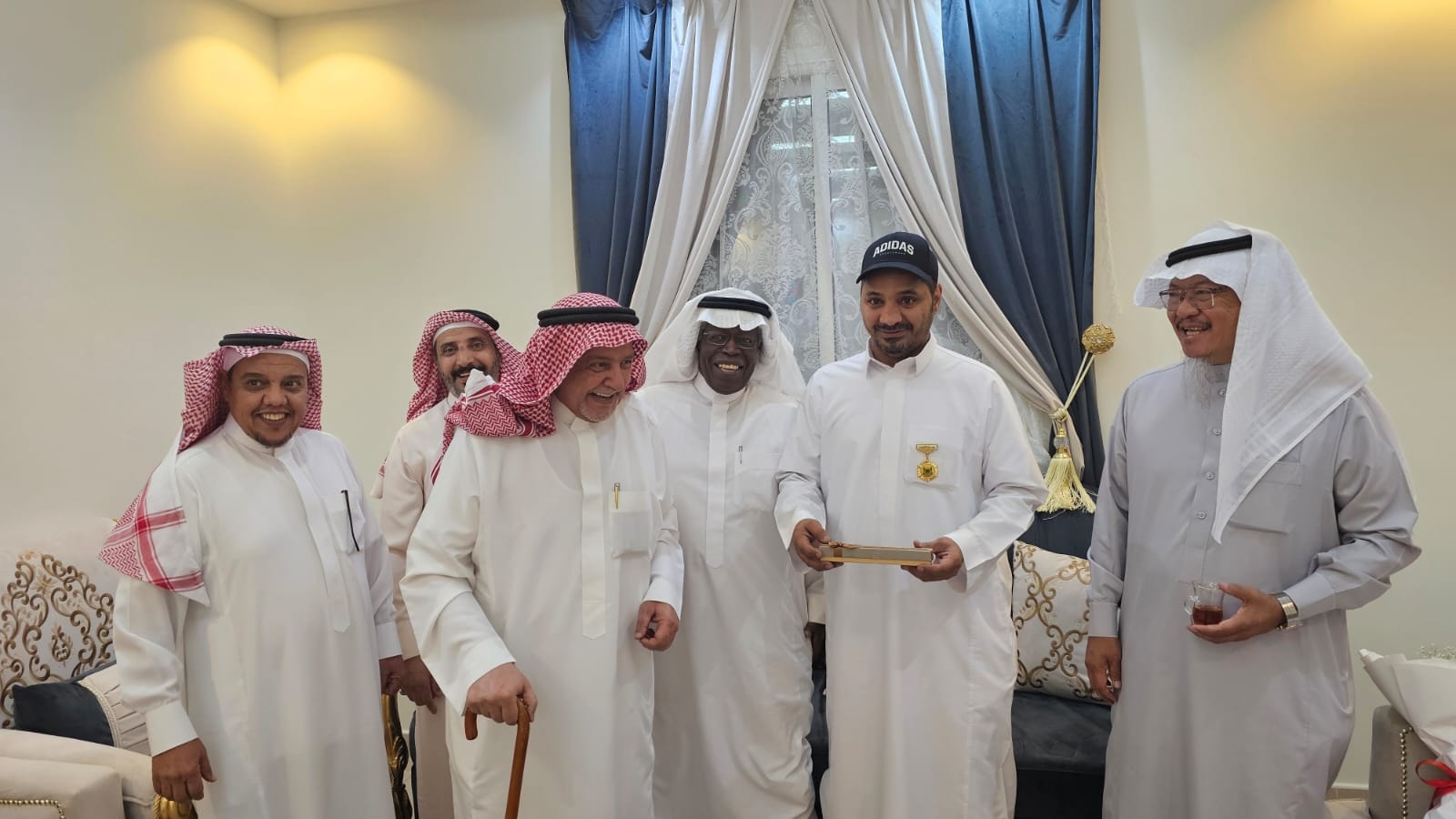 رواد كشافة الطائف يعودون الطلحي في منزله