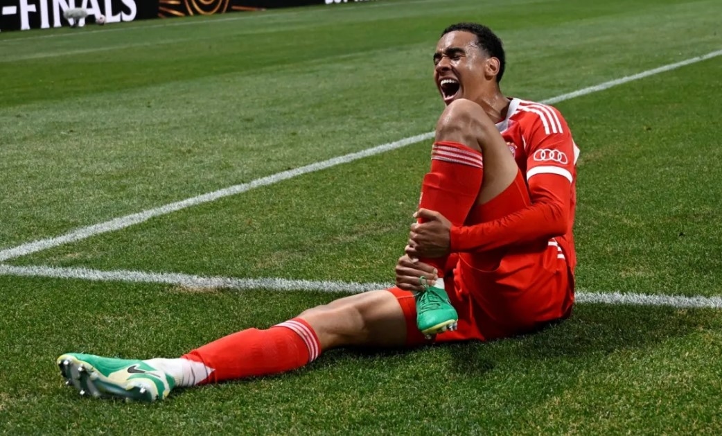 الإصابة تبعد موسيالا لاعب بايرن ميونيخ عن الملاعب لمدة طويلة