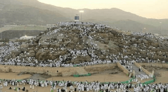 الحجاج الموريتانيون و غيرهم من ضيوف الرحما يؤدون ركن الحج الأعظم بعرفات