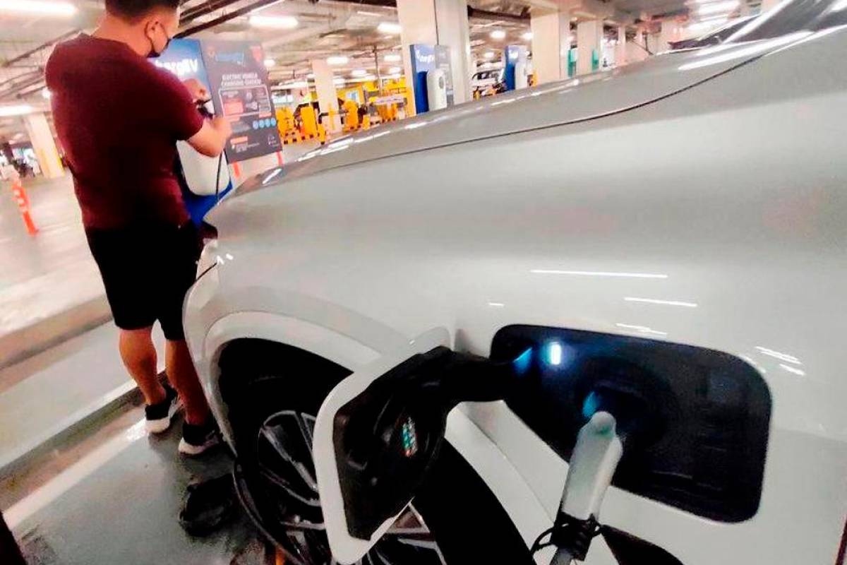 Britain offers discounts on electric cars to boost demand