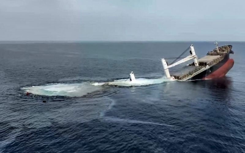 بحار فلبيني يكشف تفاصيل 'الهجوم الحوثي الأخطر' على الملاحة في البحر الأحمر