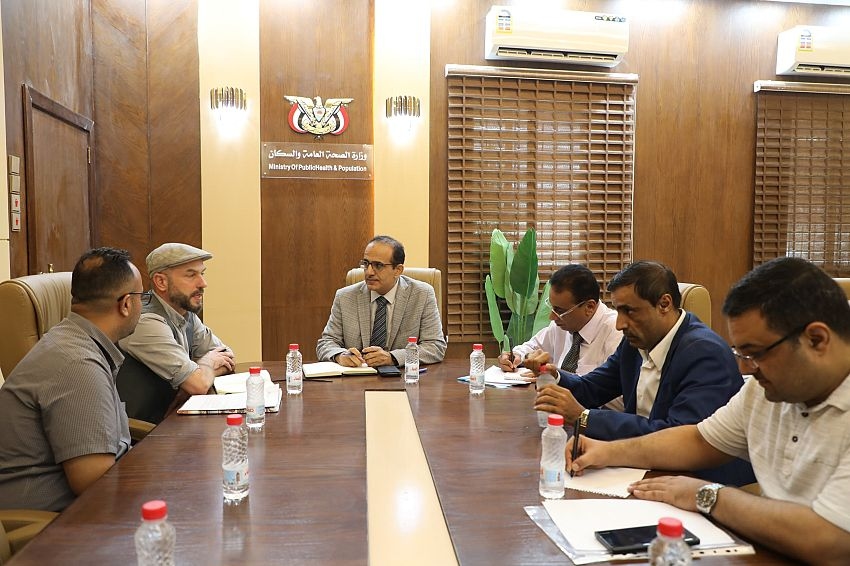 وزير الصحة يناقش مع أطباء بلا حدود تعزيز التعاون الصحي في عدن
