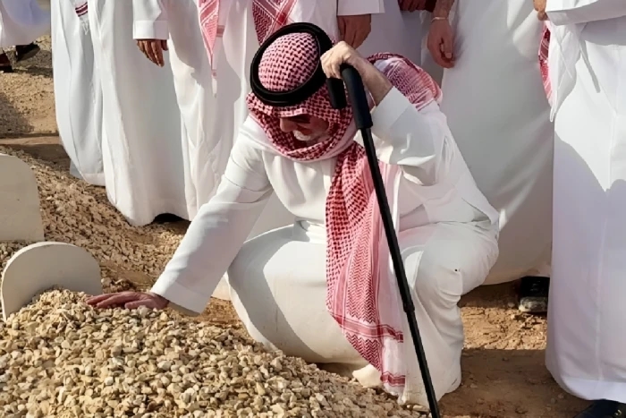 الأمير خالد بن طلال ينشر صورة أثناء زيارة قبر نجله الوليد .. ويعلق: 'يا حبيبي يا الوليد.. افتقدتك "