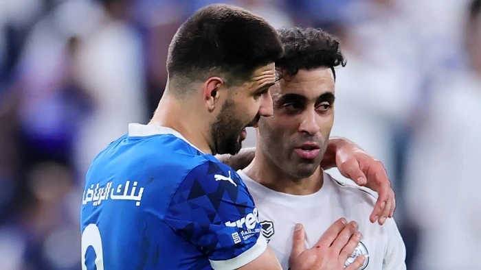 موقف نادي الشباب من عودة عبدالرزاق حمدالله بعد نهاية إعارته للهلال