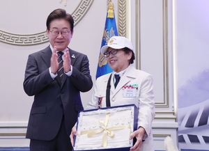 Lee honors 'extraordinary' sacrifices in lunch meeting with bereaved families at Cheong Wa Dae