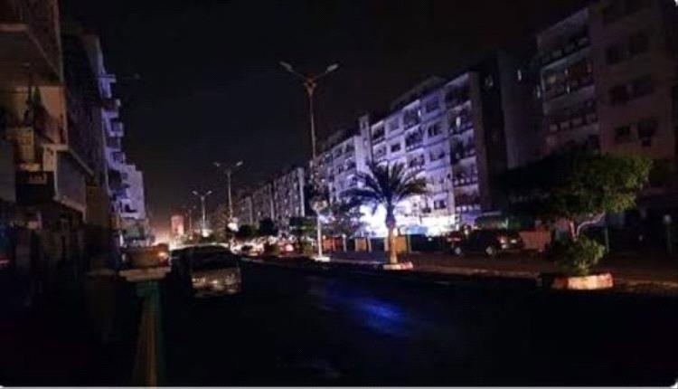 عدن تحت وطأة أزمة كهرباء خانقة.. "حرب خدمات" تستنزف صبر المواطنين وتفاقم معاناتهم