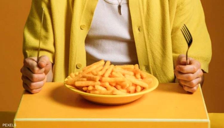 أكل الطعام بسرعة.. طريق سريع إلى أمراض خطيرة
