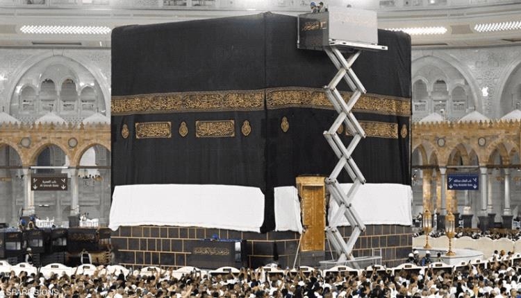 استبدال كسوة الكعبة مع بداية العام الهجري