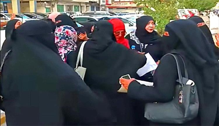 "ثورة النسوان" تتصاعد: احتجاجات نسوية غاضبة في عدن وتعز ضد الفساد والجوع
