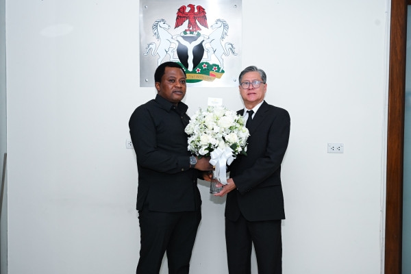 Vice Minister for Foreign Affairs signs a book of condolences for the passing of former President of the Federal Republic of Nigeria