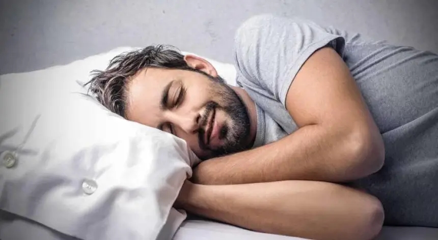 ثمرة واحدة من هذه الفاكهة قبل النوم تُحسّن جودة نومك بشكل ملحوظ