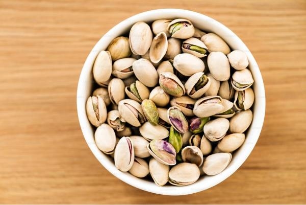 تناول الفستق ليلاً قد يؤخّر تطوّر السكري ويحسّن صحة الأمعاء
