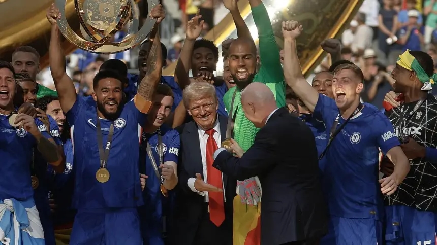 نهائي "كأس الأندية".. ترامب يقتحم منصة التتويج ويحتفل مع تشيلسي في مشهد غير مسبوق!