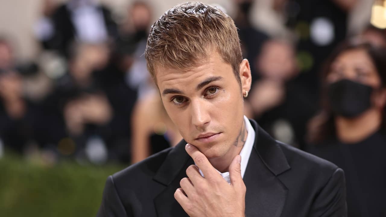 #اخبار الفن جاستن بيبر يفاجئ جمهوره بعد غياب طويل بألبوم "Swag".. وينفي شائعات الانفصال