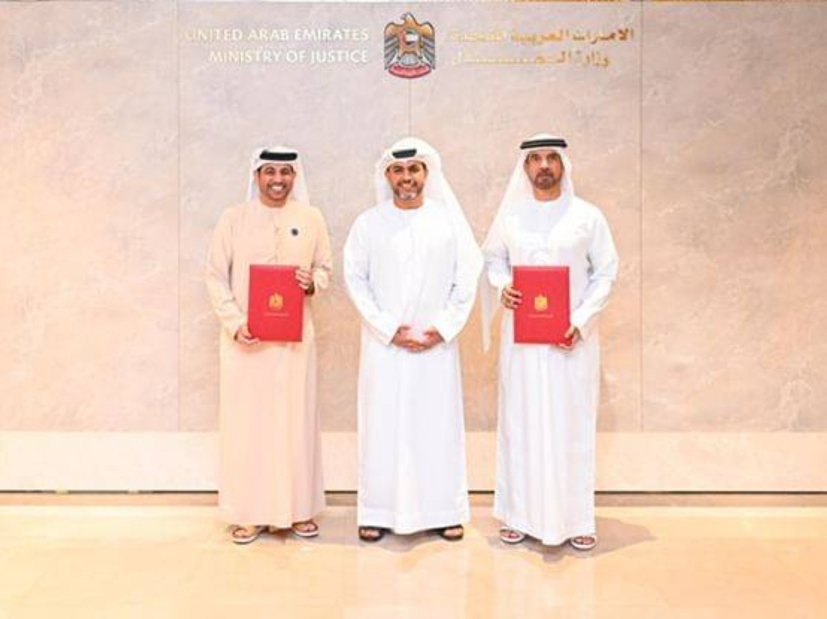 تفاهم بين «العدل» و«تريندز» لتعزيز التعاون البحثي والعلمي