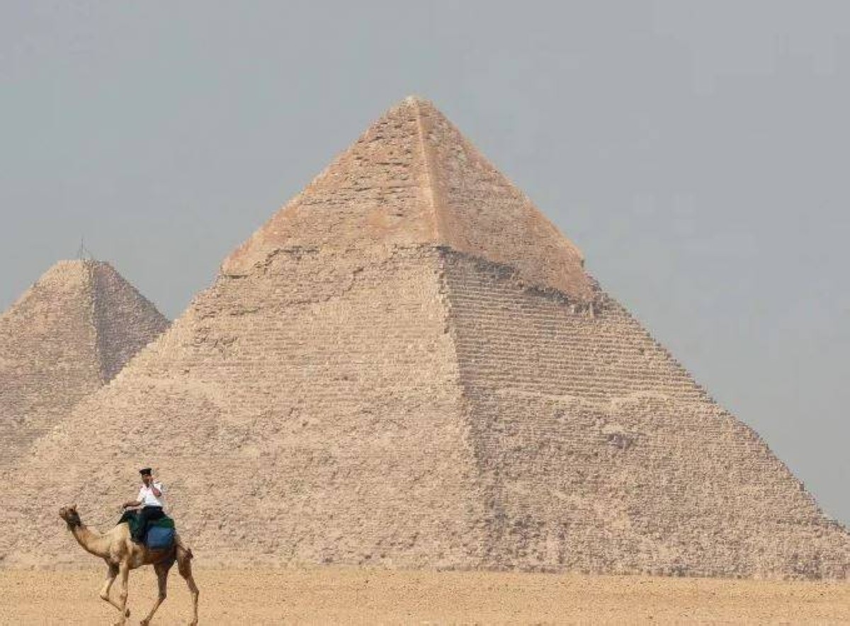 مَنْ بنى الأهرامات؟.. أعظم أعجوبة في الدنيا تبوح بسرها وتدحض أسطورة العبودية