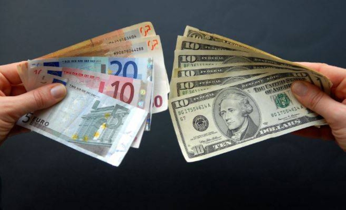 تراجع اليورو وصعود الدولار بعد تهديد ترامب برسوم جمركية 30%