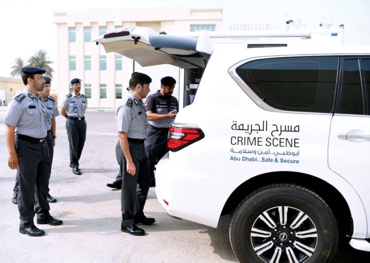 قائد شرطة أبوظبي يطلع على تطوير إدارة مسرح الجريمة