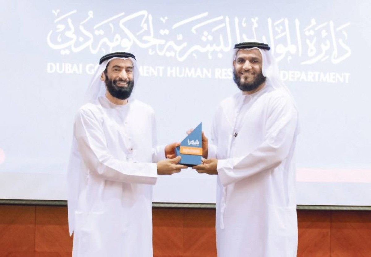دائرة الموارد البشرية لحكومة دبي تكرم صاحب مقترح «ساعات العمل الصيفية»