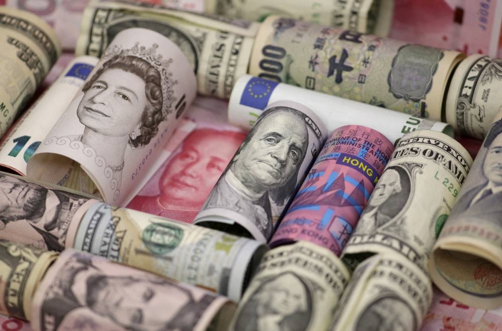 الدولار يتجه لمكاسب أسبوعية مع محادثات وشيكة بين أمريكا والصين