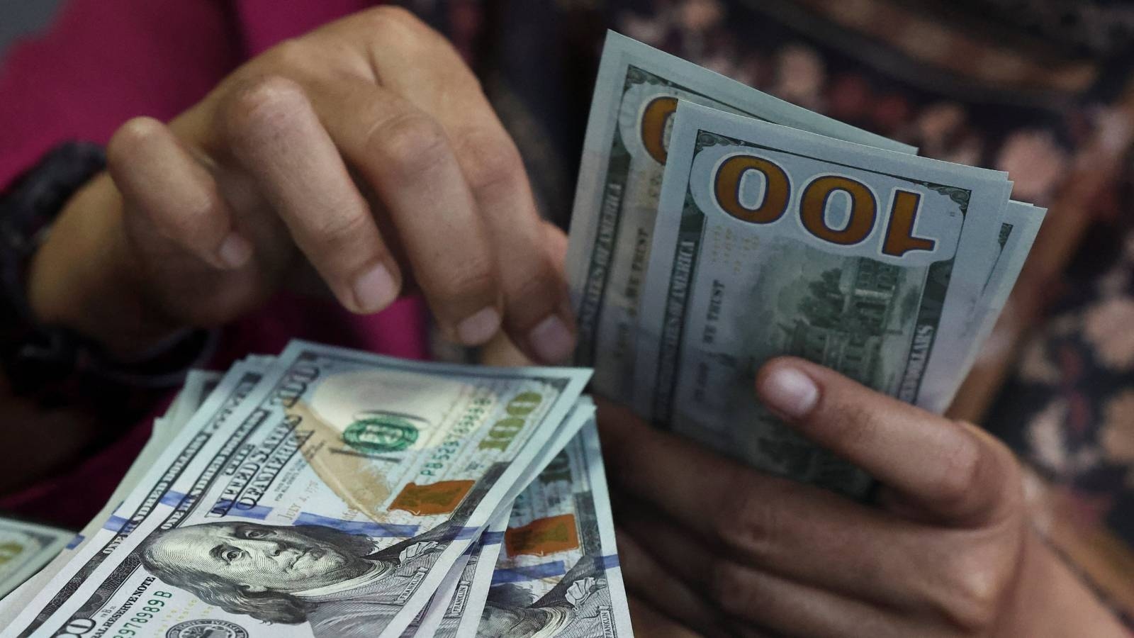 الدولار يتراجع وسط تنامي التفاؤل بشأن اتفاقيات تجارية أمريكية