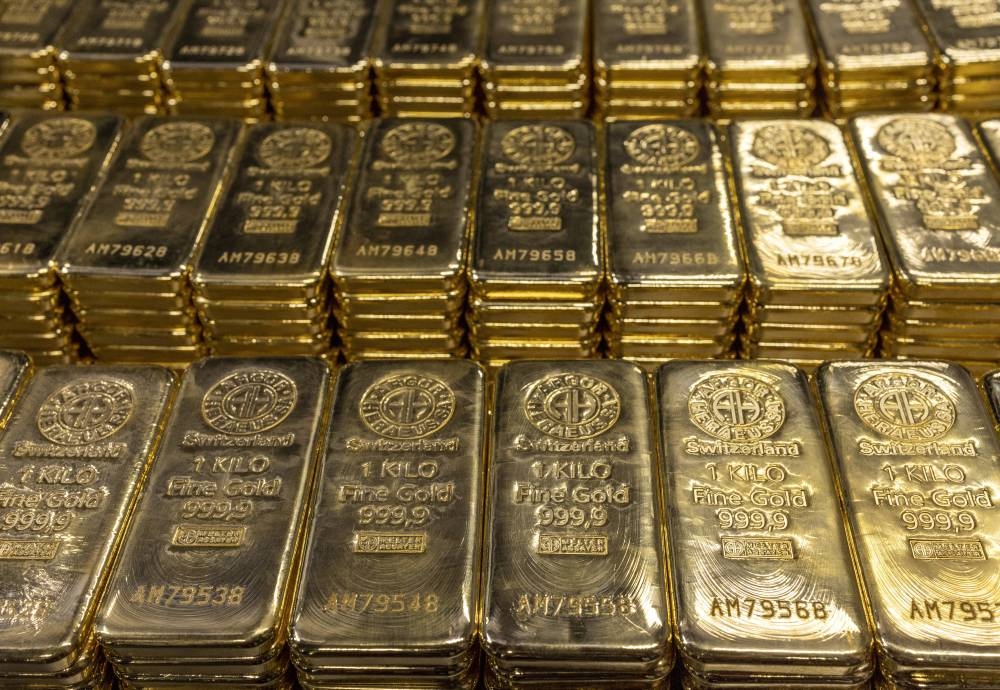 الذهب يتجه لتحقيق مكاسب أسبوعية رغم تراجع الأسعار