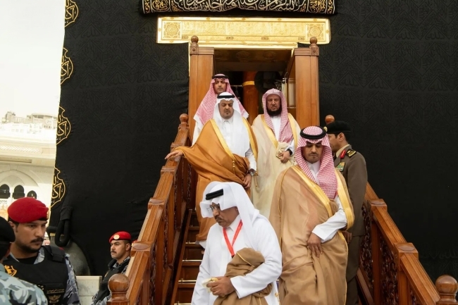 نائب أمير مكة المكرمة يتشرف بغسل الكعبة المشرفة بمشاركة سفير الكويت