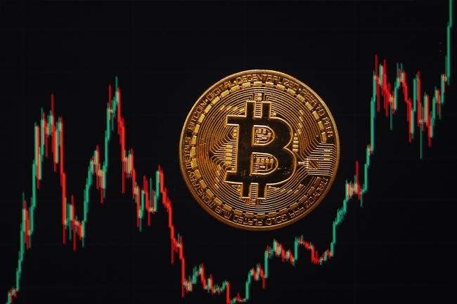 للمرة الأولى.. «بتكوين» تكسر حاجز الـ118 ألف دولار